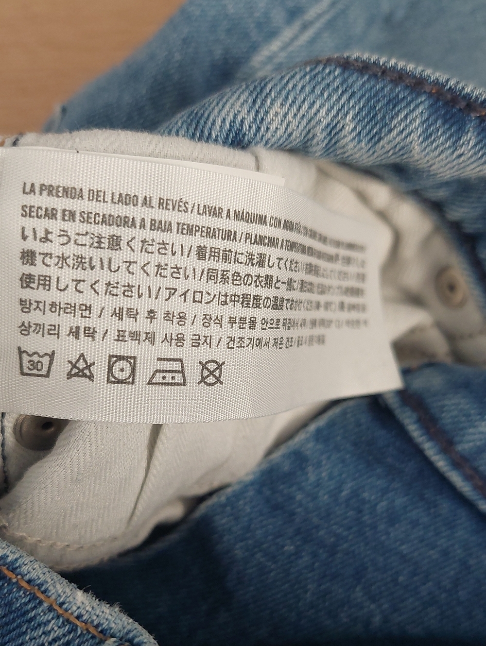 Abercrombie & Fitch Women's High-Rise Straight Jeans in Light Blue Wash - Picture 9 of 12
